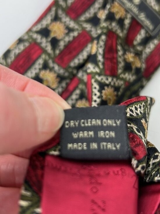 𝅺Ermenegildo Zegna Red & Black Geometric 100% Silk Tie - Picture 5 of 8